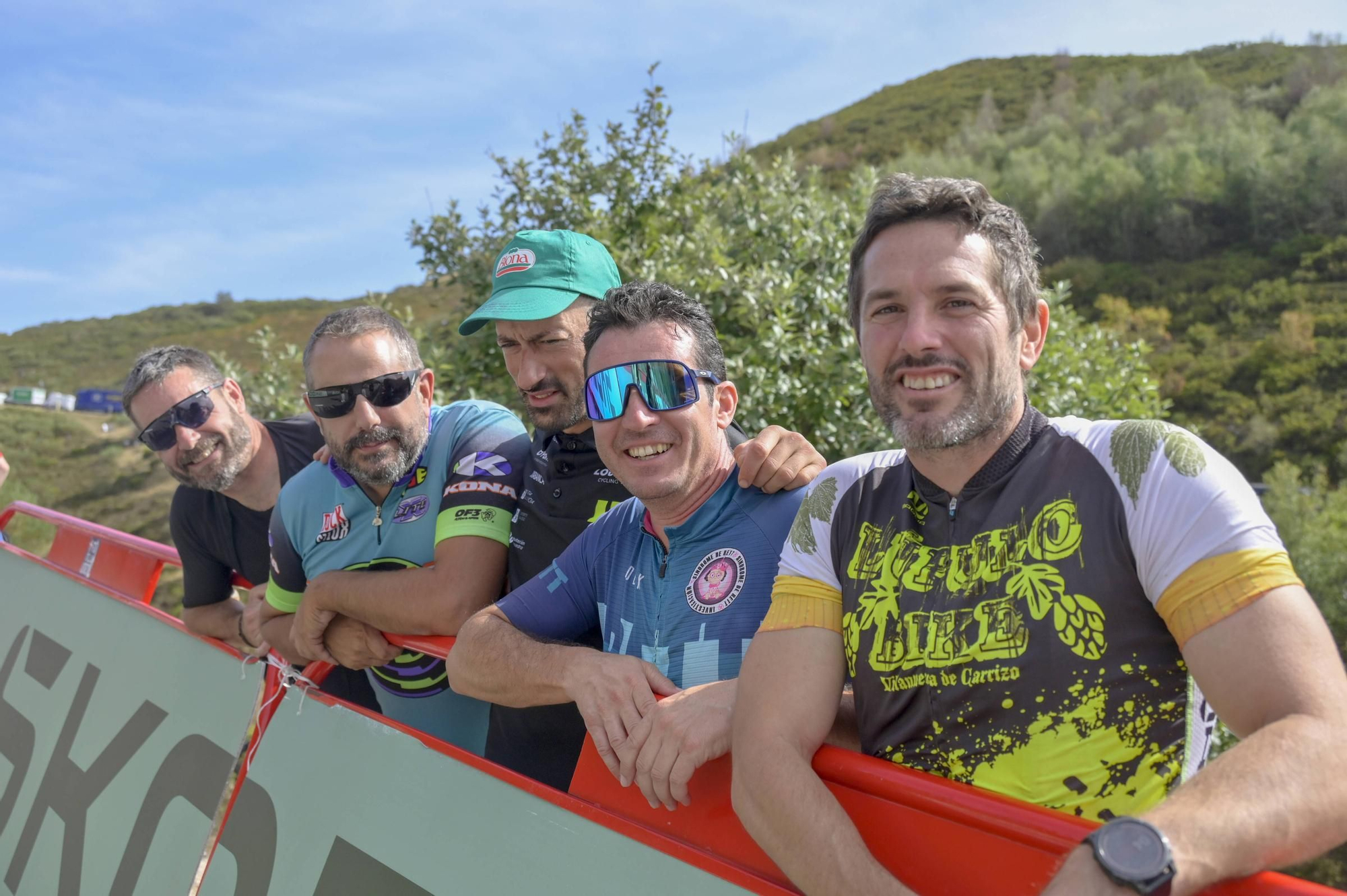 FOTOS: Ambientazo en Asturias para seguir una jornada de ciclismo con la Vuelta a España