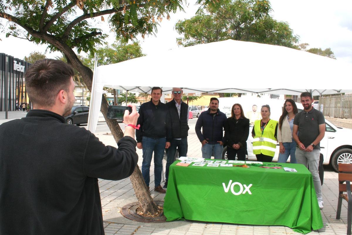 José Ignacio Pérez, secretario general de Juventudes Socialistas y número 13 en la candidatura a la Alcaldía, atendía el requerimiento de Vox para que les fotografiara.