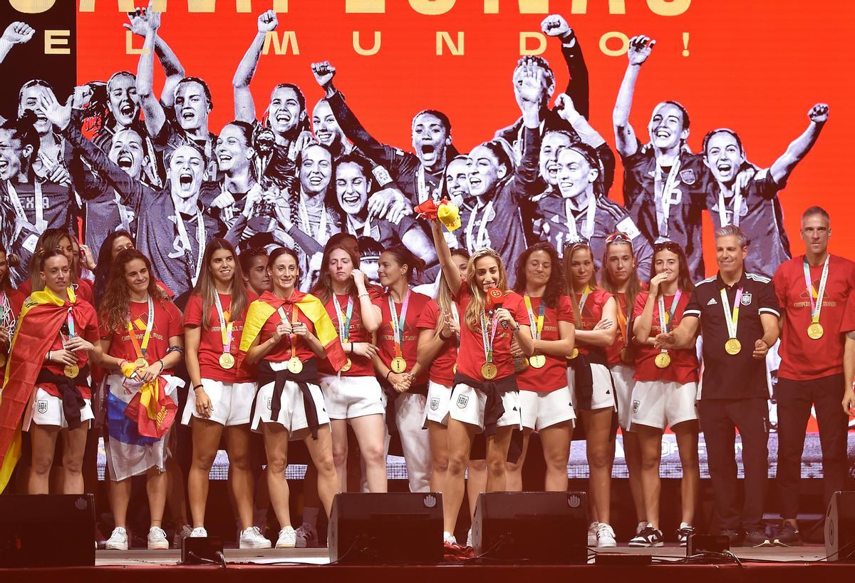La gran fiesta del triunfo de la selección española de fútbol femenino en Madrid, en fotos