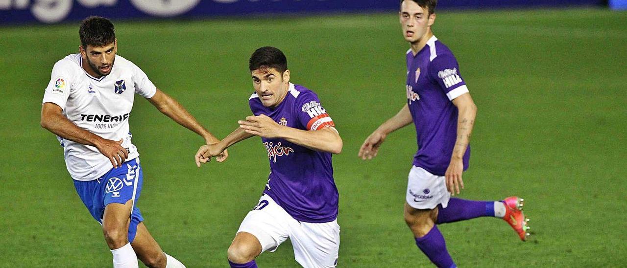 Arriba, Carmona y Pedro, con la equipación que utilizó el Sporting en Tenerife, junto a Shashoua. A la izquierda, ejemplo de uso del “kit selector” en un encuentro de la pasada temporada.