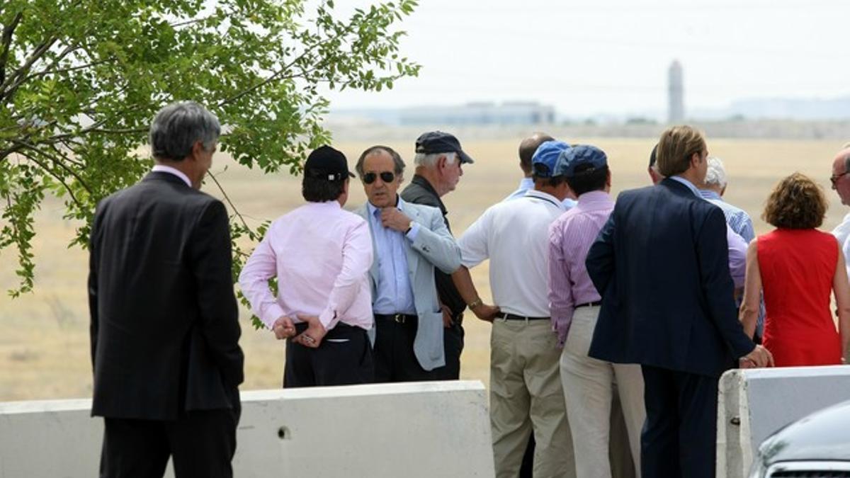 Los hombres de Adelson durante su visita a los terrenos de Valdecarros en Madrid