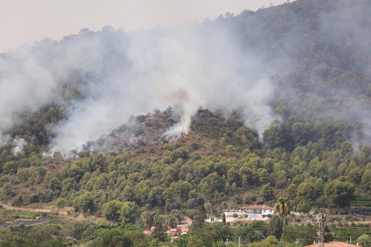 El incendio avanza en la Vall d'Uixó.