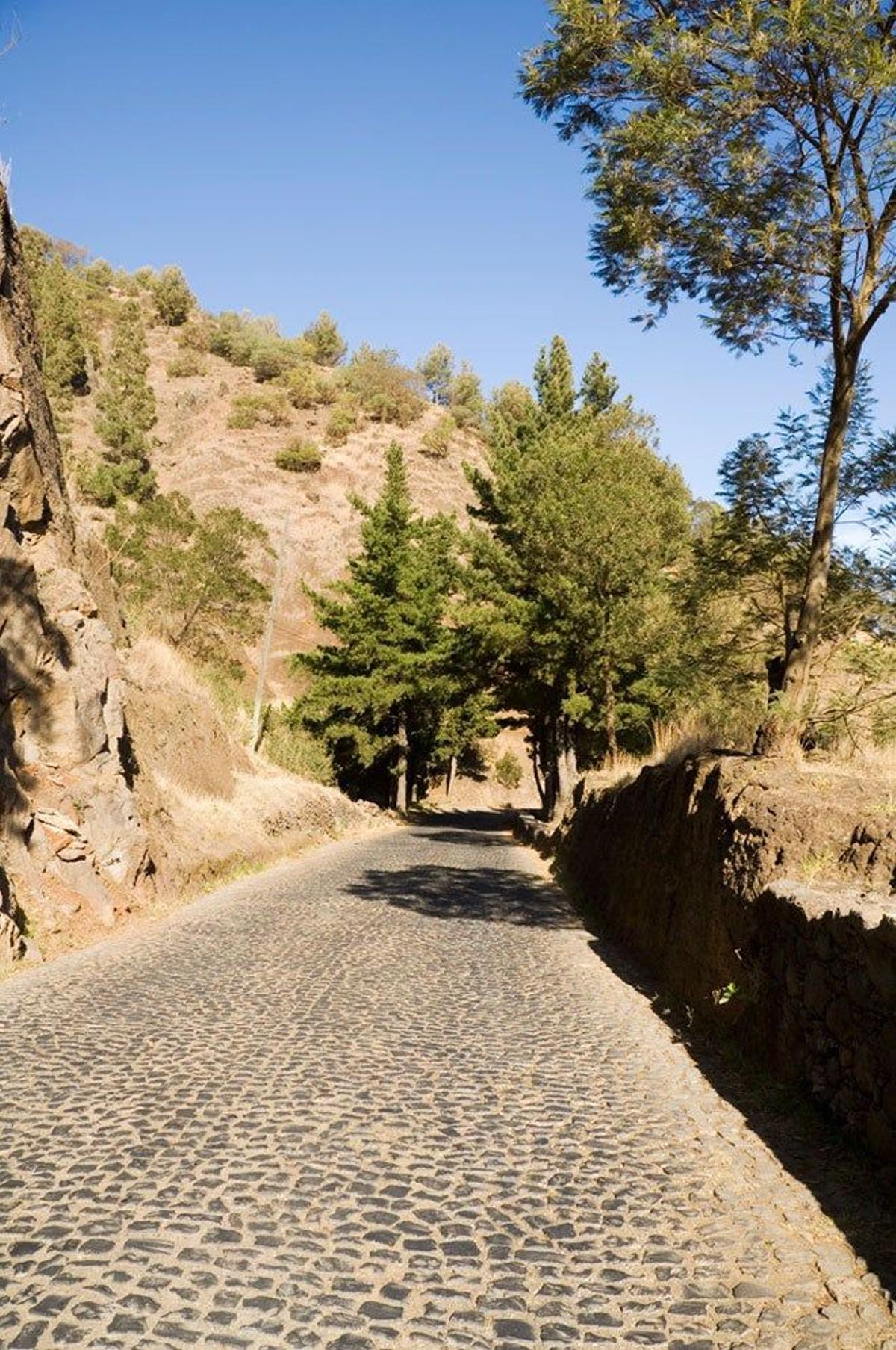 Carretera empedrada que va desde Ribiera Grande hasta Porto Novo, en la isla de Santo Antao, en Cabo Verde.