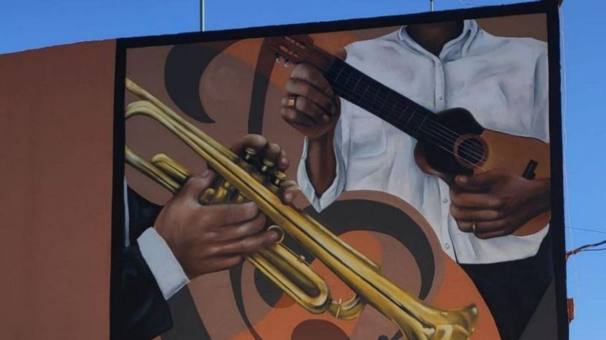 The musical tradition of the municipality, motif of the mural on Avenida Villa Nueva