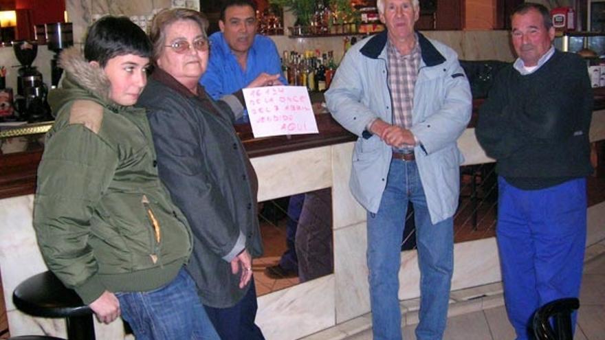 Los afortunados en el bar Armando, donde compraron los cupones premiados.