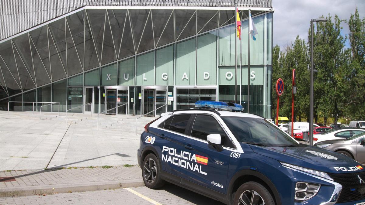 Un vehículo de la Policía Nacional, a las puertas del juzgado de Ourense.