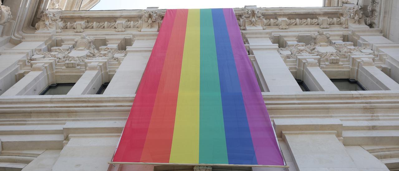 Archivo - Bandera LGTBI colacada en la parte izquierda de la fachada del Palacio de Cibeles, sede del Ayuntamiento de Madrid, durante las fiestas del Orgullo LGTBI 2019.