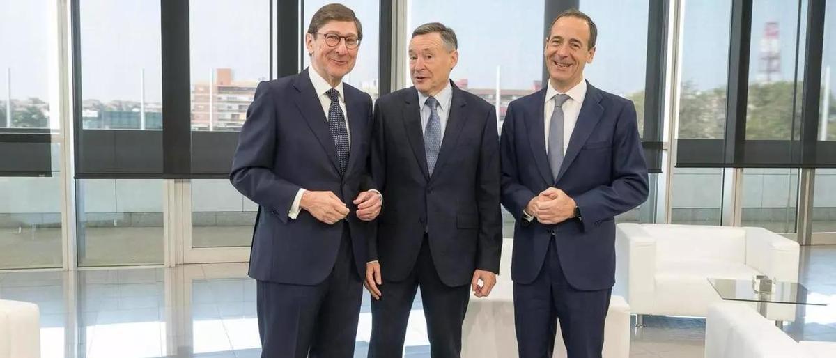 José Ignacio Goirigolzarri, Angel Simón (CEO de Criteria) y Gonzalo Gortázar, antes de la Junta General de Accionistas, esta mañana.