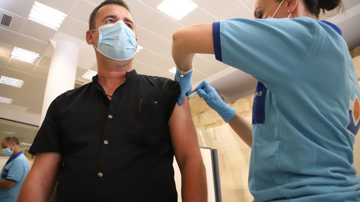 Un hombre recibe una dosis de la vacuna contra el covid en una de las sedes del Ayuntamiento de Córdoba.