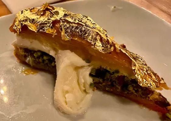 La tarta 'baklava' bañada en oro.