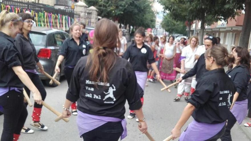 Bastoneres de Berga, Manresa i Prats actuant davant l&#039;edfici del jutjat vell de Berga.