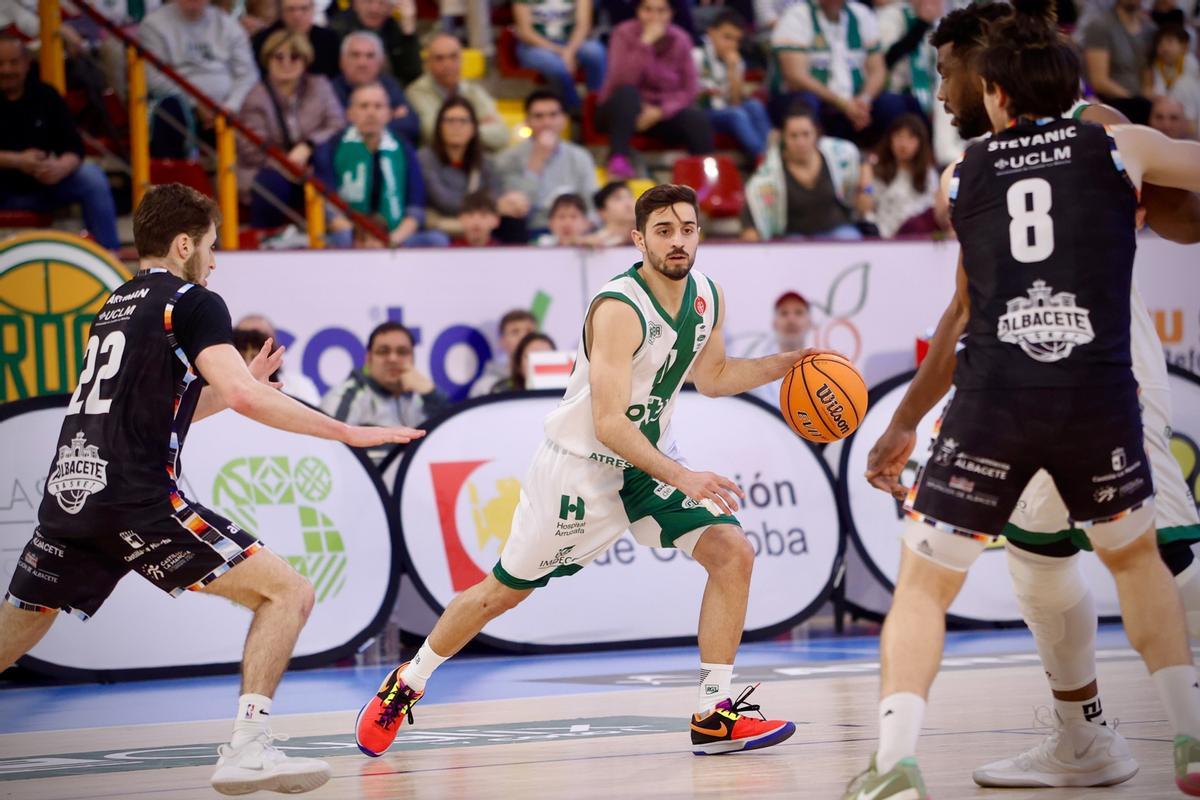 Lucas Muñoz, con el balón en un partido de la pasada temporada.