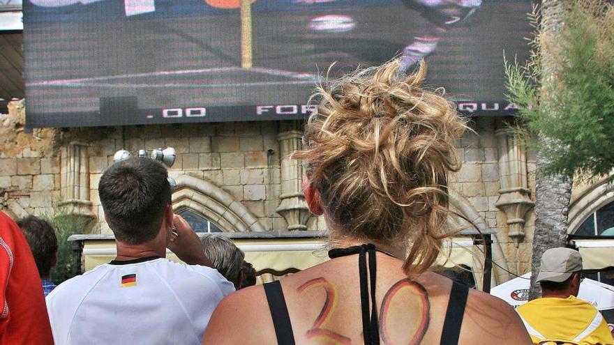 Public-Viewing an der Playa de Palma: 2006 wurde die Fußball-WM an der Fassade des MegaParks übertragen.