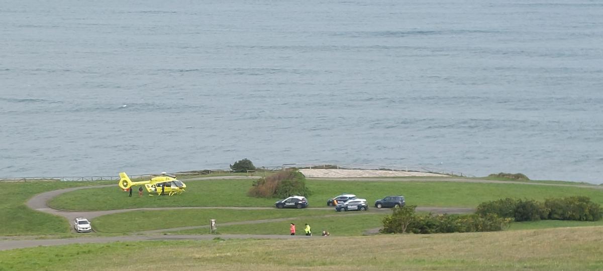 Hallan a una mujer semidesnuda, inconsciente y con golpes en una senda costera de Gijón: la Policía ya lo investiga