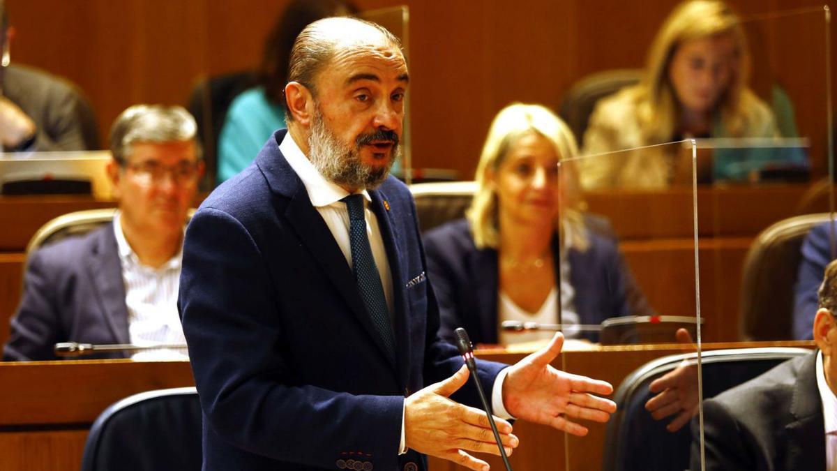 El expresidente del Gobierno de Aragón y líder del PSOE, Javier Lambán, en un pleno de las Cortes.