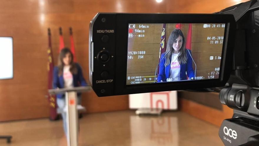 La edil Rebeca Pérez durante la presentación de las ayudas.