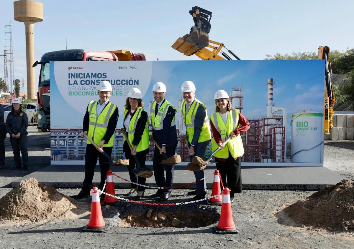 Instituciones poniendo la primera piedra de la nueva planta de combustibles en Huelva