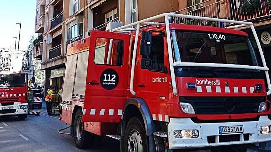 Cinc intoxicats per fum en un foc d&#039;un pis al carrer Sant Josep