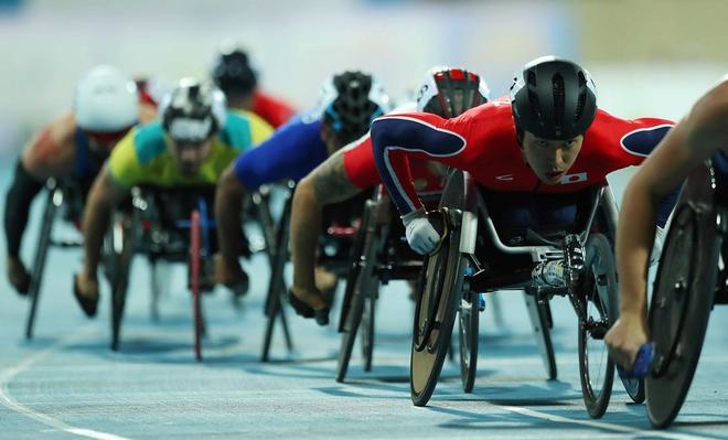 Tomoki Suzuki de Japón compite en la final masculina T54 1500m T54 en el Campeonato Mundial de Atletismo Para en Dubai, Emiratos Árabes Unidos.