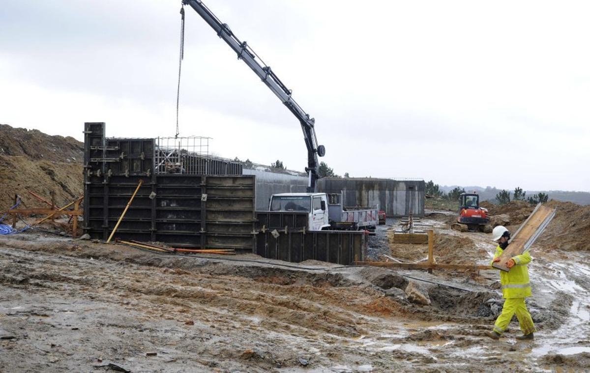 Estructura en construcción de la base, en Lalín 2000.