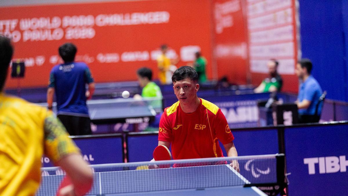 Álex Díaz disputa un partido representando a la selección española.