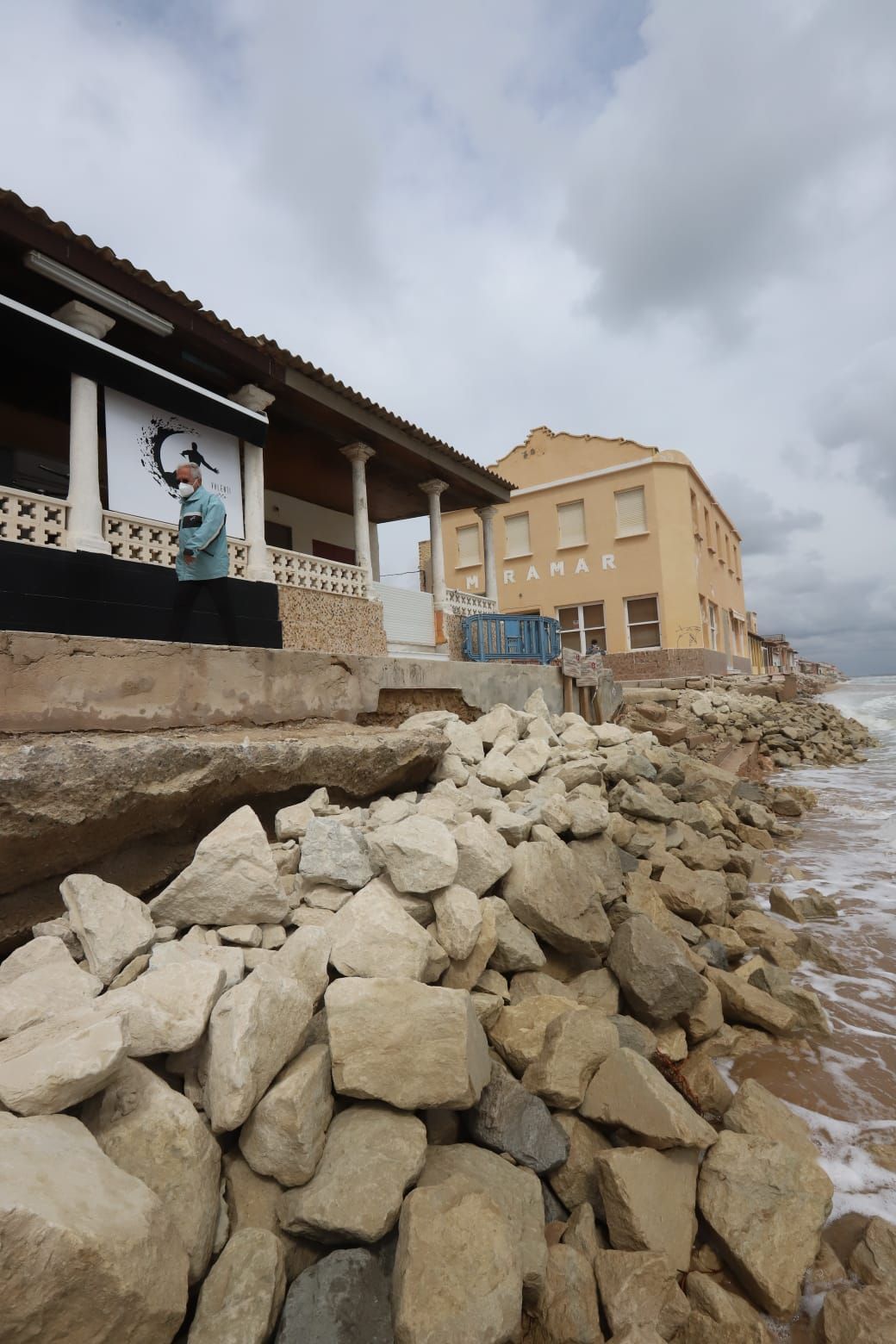 Guardamar denuncia ante Costas las obras sin autorización de vecinos de la playa Babilonia