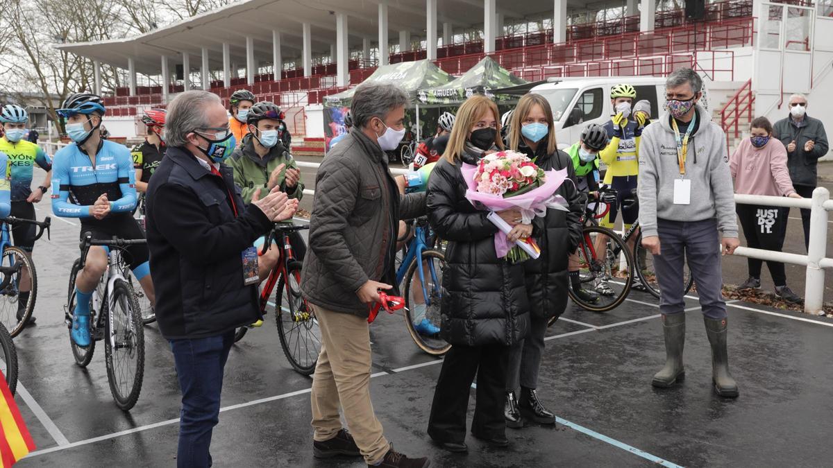 Begoña Cuesta y Paula Faes recibiendo el homenaje