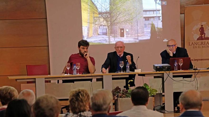 Por la izquierda, Luis Baragaño, Florentino Martínez Roces y José Manuel Solís, durante el encuentro.