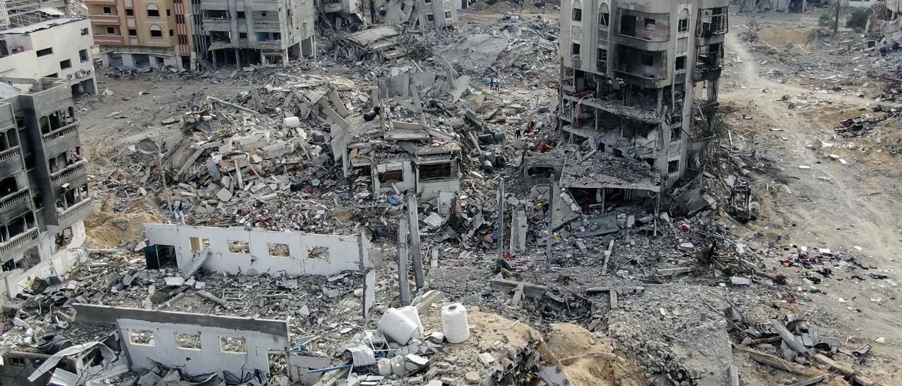 Edificios destruidos por los bombardeos israelíes en Beit Lahia, en el norte de la Franja de Gaza.