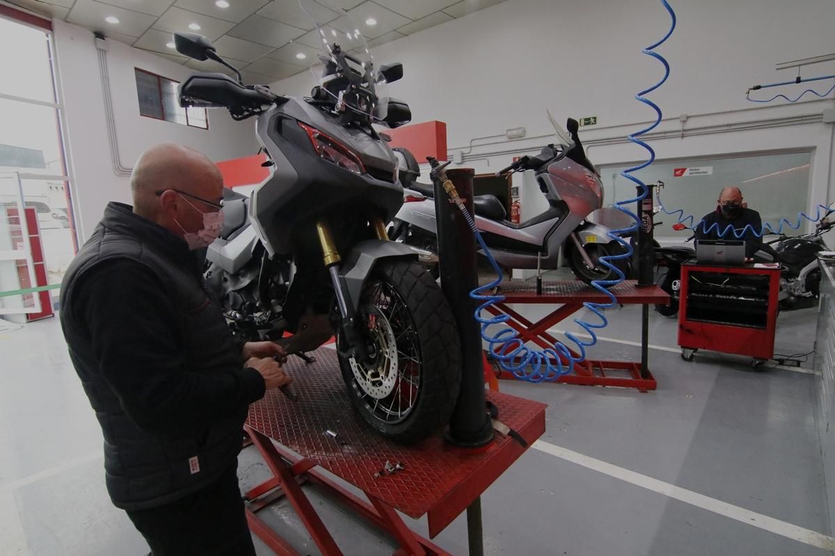 Las revisiones periódicas o cualquier avería puntual, son atendidas por el servicio de taller de El Motorista