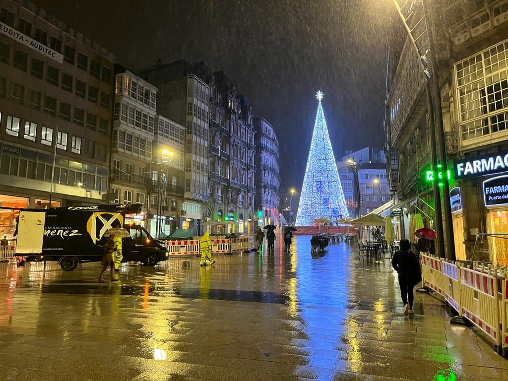 El árbol de Navidad de Porta do Sol se prepara para el encendido