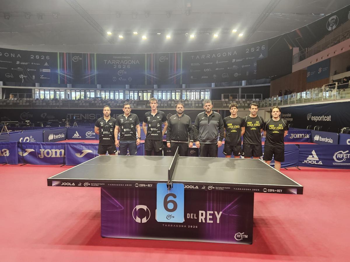 Jugadores del Arteal, a la izquierda, y del Irún antes del partido de semifinales.