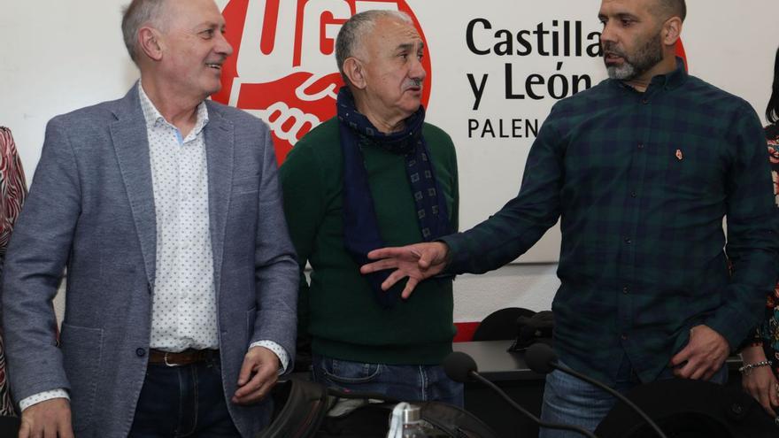 Desde la izquierda, Faustino Temprano, secretario general de UGT Castilla y León, Pepe Álvarez, secretario general confederal de UGT, y Gorka López, secretario general de UGT Palencia., ayer en Palencia. | Brágimo - Ical