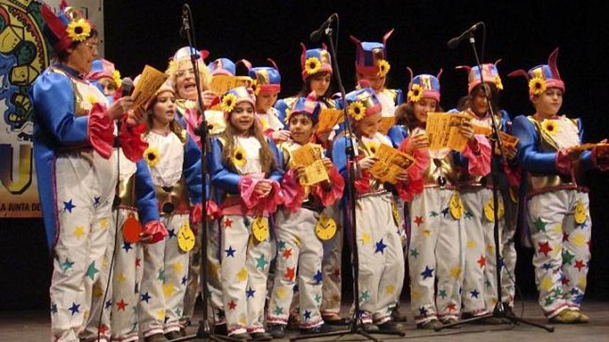 La murga «Escocia» durante su actuación en el concurso de coplas de la pasada edición de las fiestas de Carnaval.