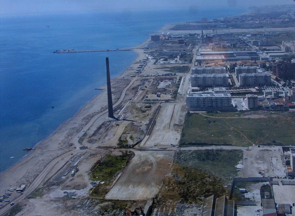 Vista aérea de las playas de San Andrés y La Misericordia en 2001, con la chimenea de Los Guindos en primer plano.