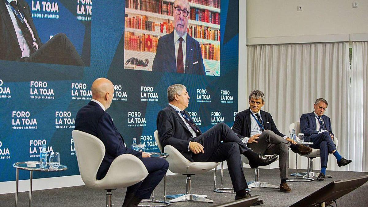 De los Mozos, Malet y Achurra conversaron con De Zulueta (en pantalla), ayer en el Foro.