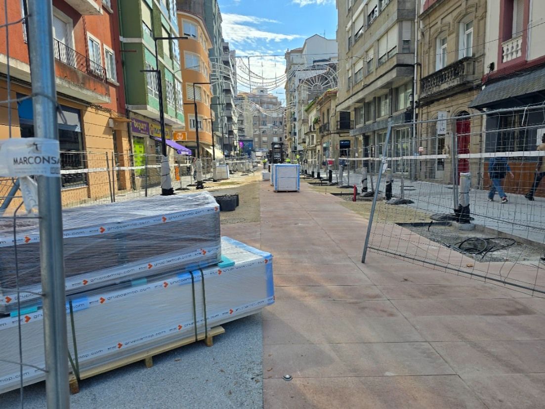 La calle de Clara Campoamor, antes Conde Vallelano, afronta la instalación de mobiliario y la plantación de jacarandas.