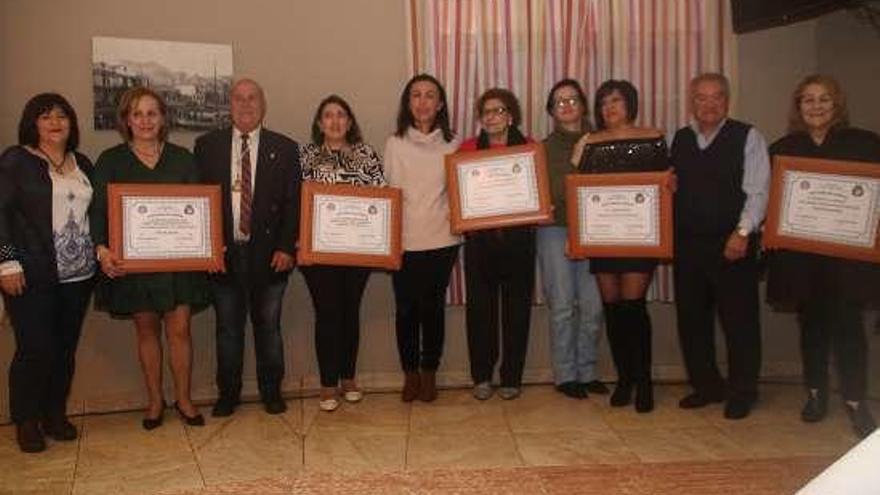 El presidente de Acima con los galardonados. // S.A.