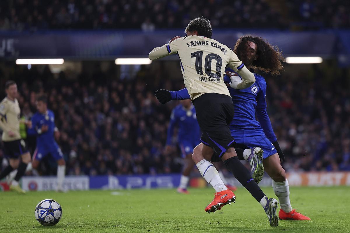 Lamine Yamal frente a Marc Cucurella.