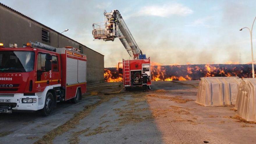 Estabilizado el incendio de Tauste, a la espera de que arda toda la paja