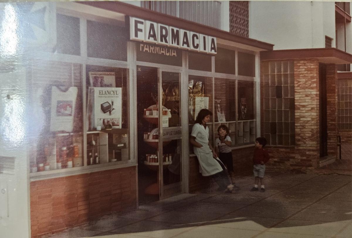 Una imagen antigua con Mª Luz Guimerá en su farmacia en Benicàssim.