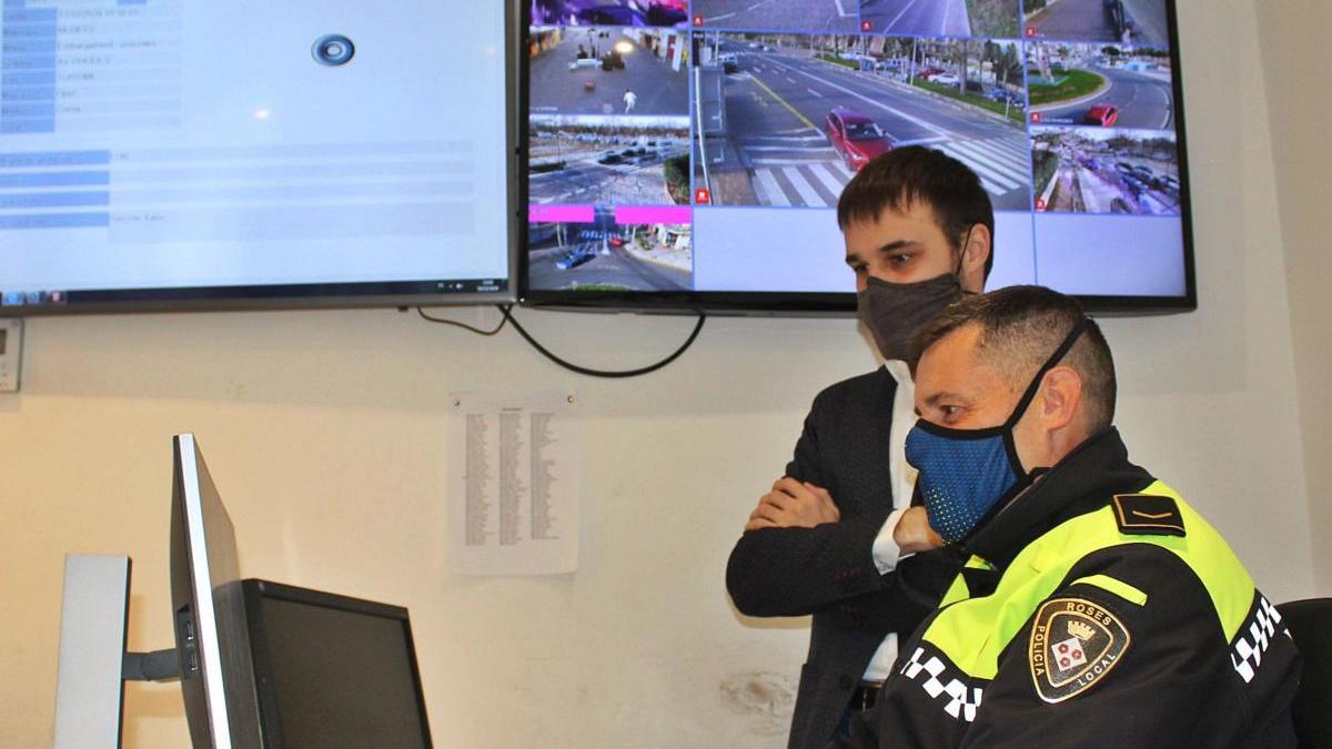 El tinent d&#039;alcalde i regidor de Seguretat, Joan Plana, amb el sotsinspector Francesc Gutiérrez al costat de les pantalles de videovigilància.