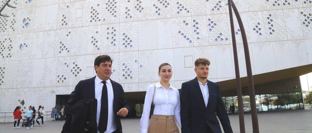 Simo y su pareja, junto a Coca, a la salida de la Ciudad de la Justicia, este miércoles.