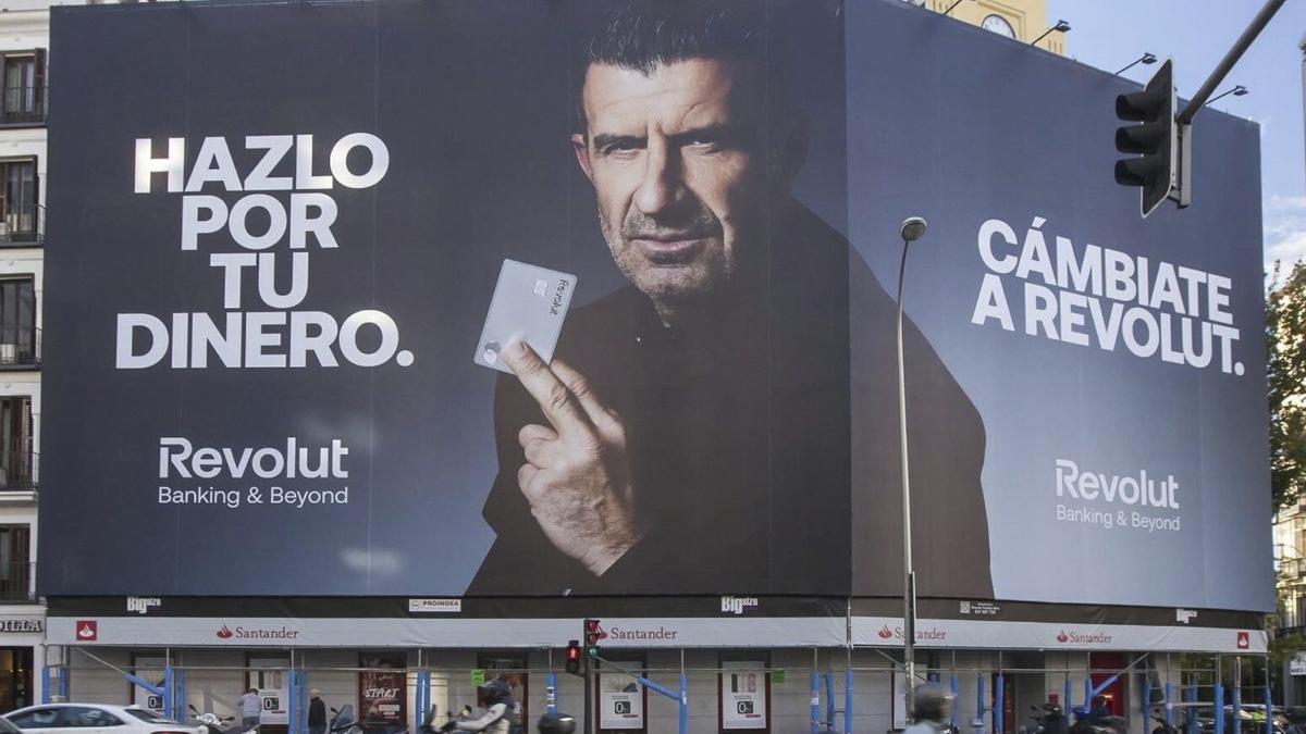 Una lona gegant exhibeix l’última campanya de publicitat del neobanc Revolut, protagonitzada per l’exfutbolista Luís Figo.