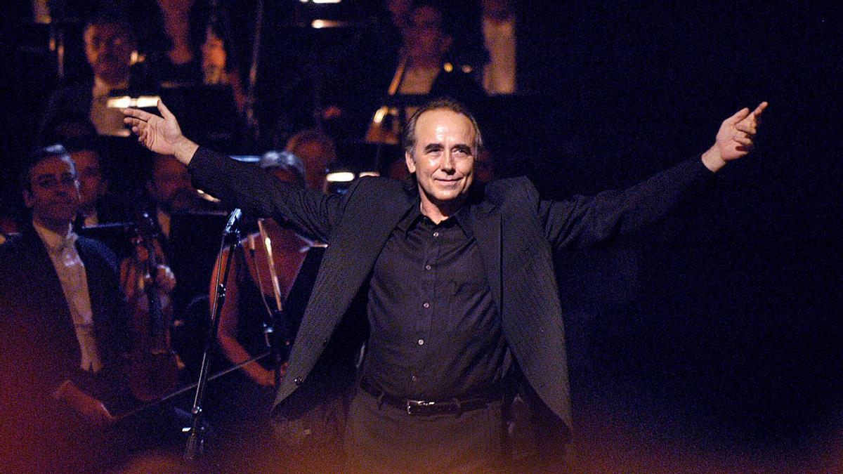 Joan Manuel Serrat en el Teatro Colón de Buenos Aires, en 2004.