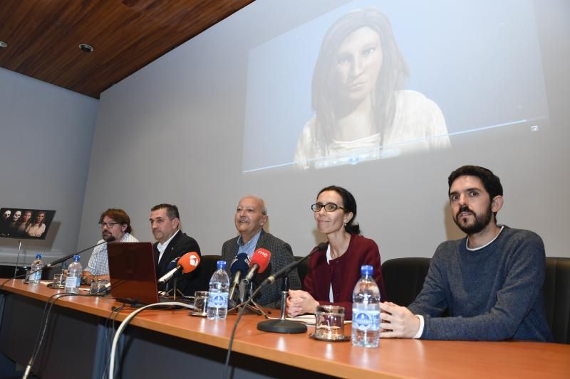 GENTE Y CULTURA  03-12-2018 LAS PALMAS DE GRAN CANARIA. Reconstrucción de una aborigen del siglo VI. La conservadora del Museo Canario, Teresa Delgado, y el director de la empresa de arqueología Tibicena, muestran la reconstrucción del rostro de una aborigen del siglo VI ..  FOTOS: JUAN CASTRO  | 03/12/2018 | Fotógrafo: Juan Carlos Castro