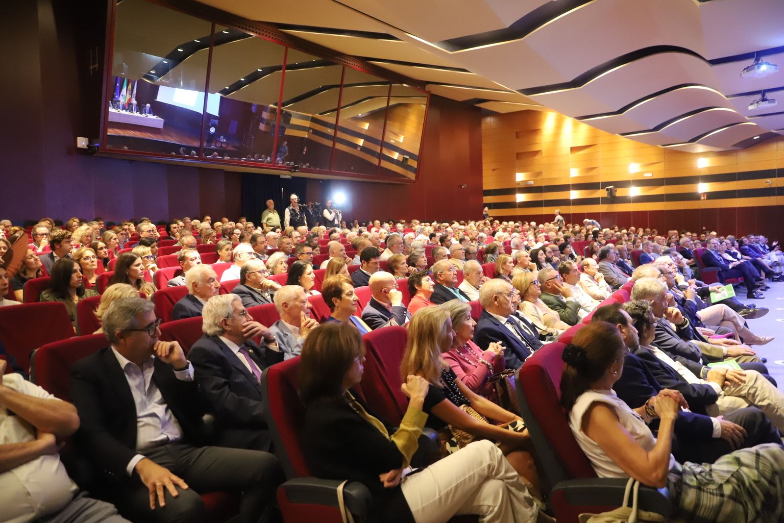 El presidente de la Audiencia presenta 'Los latidos del alma'
