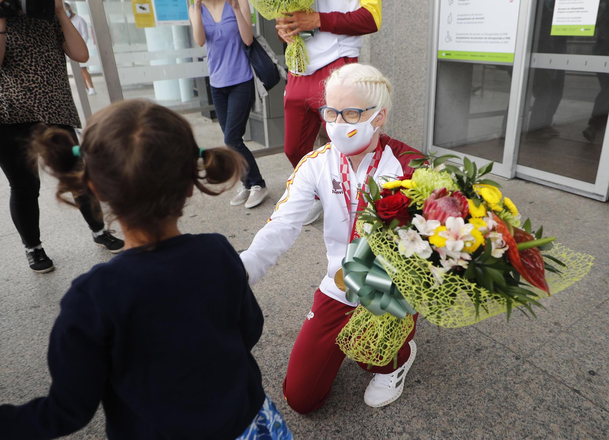 Los emotivos momentos de la medalla de oro Susana Rodríguez Gacio a su llegada a Vigo