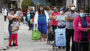 zentauroepp53161091 santa ana  united states   17 04 2020   local residents queu200423150454