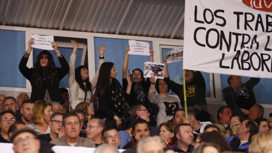 Los Animalistas durante su protesta en el mitin